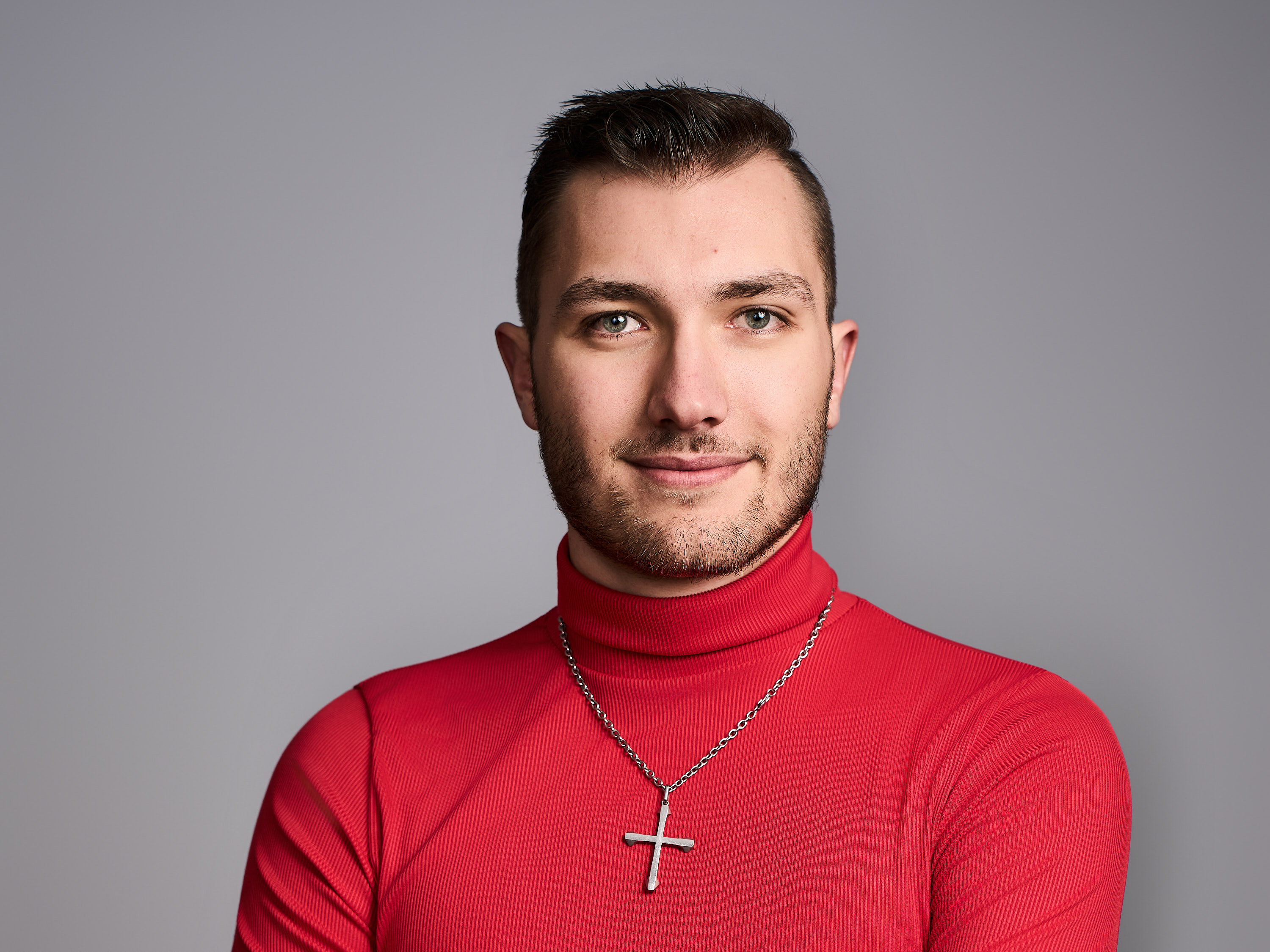 Nahes Studio-Portrait von Lucas im roten Oberteil