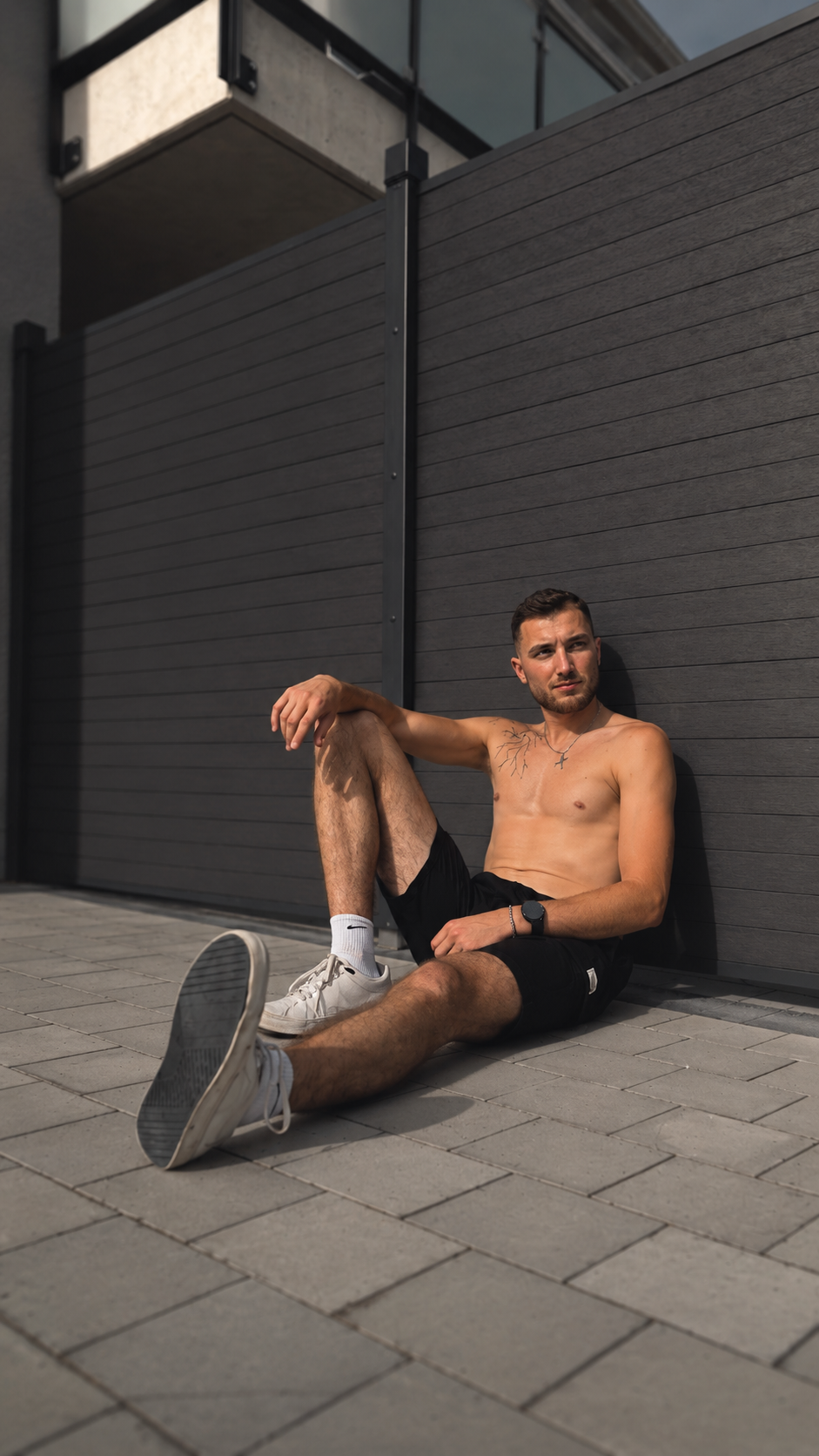 Lucas sitzt an einer dunklen Wand