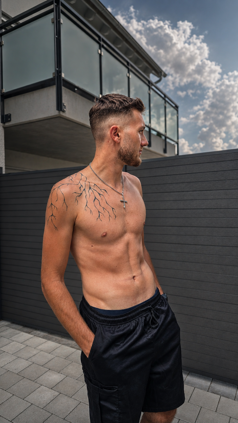 Lucas im seitlichen Profil vor Haus und Himmel